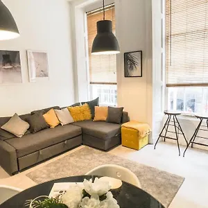 2 Bedroom Serviced Centre - Sleeps 6 Apartment